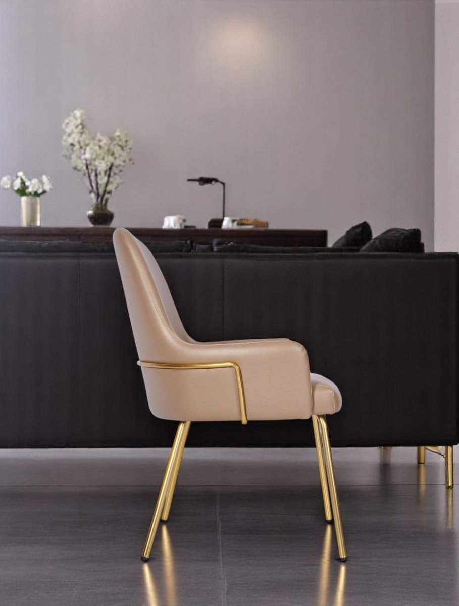 alt="Luxurious cream leather armchair with gold base, combining comfort and elegance"